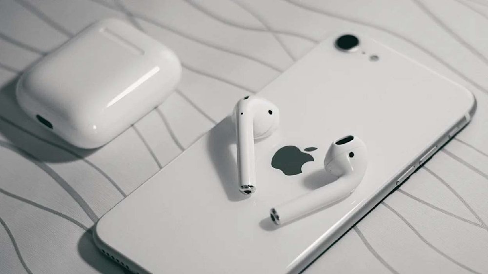 Leaked! Apple AirPods 2 New Look Surprises Fans - Tech